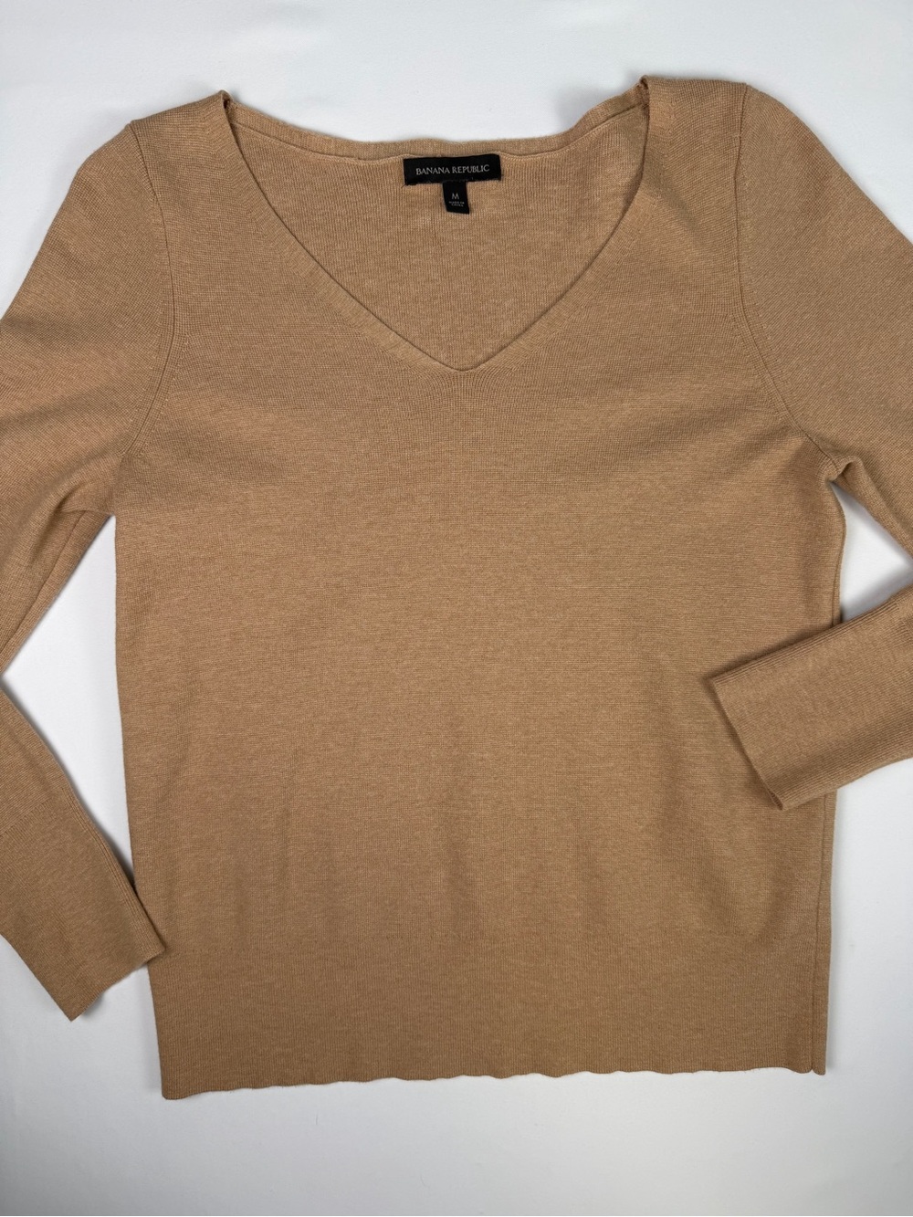Gorgeous Quality Banana Republic Tan V-Neck Comfortable Weight Sweater- Medium